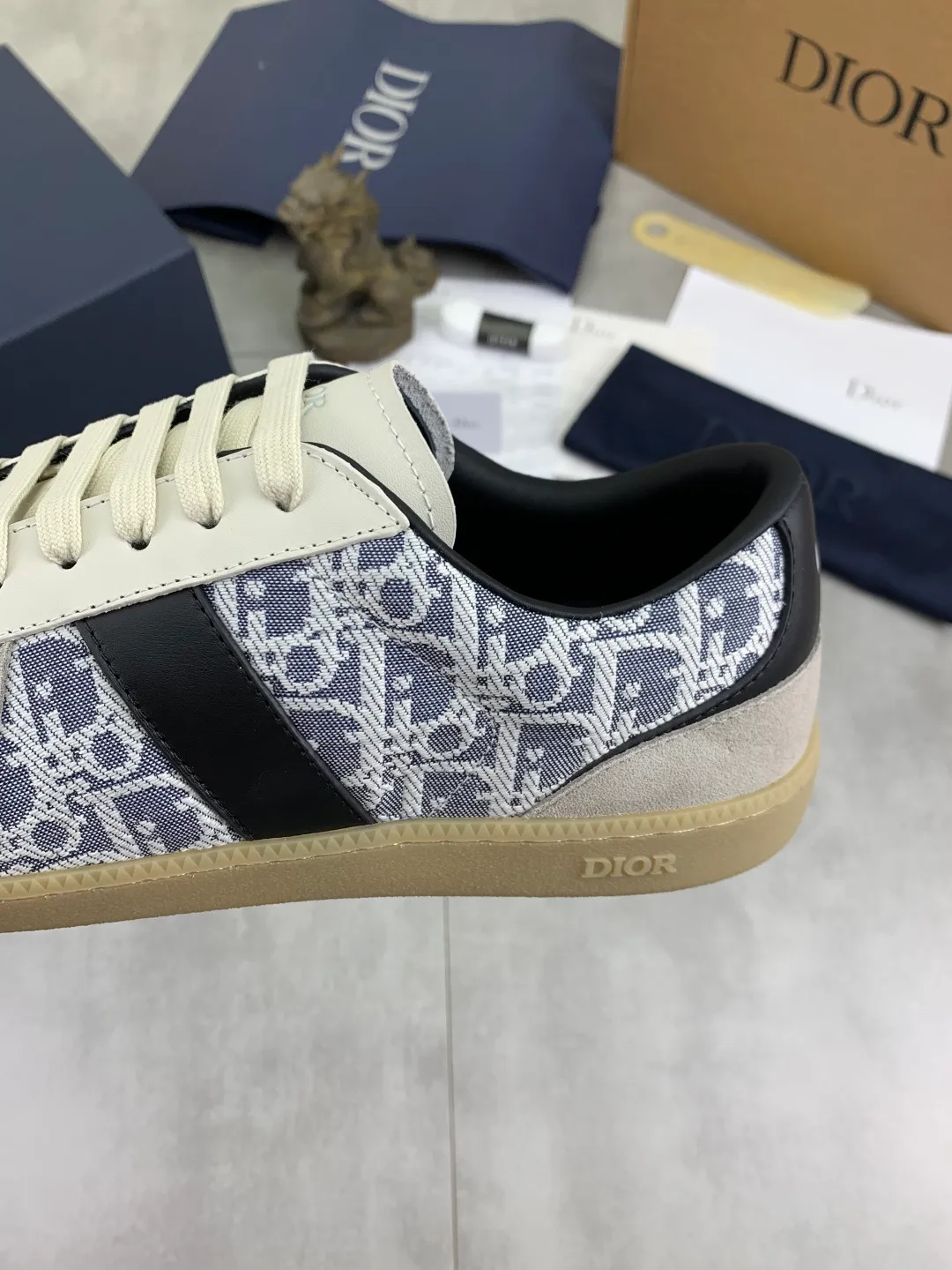 Men's men's shoes 💰P542 New Dior B01 top version of moral training shoes! ! ! White first-layer cowhide, fully oiled upper, original TPU molded outsole. New to the Fall 2025 collection, this sneaker marks the return of Dior’s classic style, reinterpreted in a stylish and elegant silhouette. Crafted from white smooth first-grain cowhide with a tonal silk sheepskin lining, it features the Dior logo on the tongue and inner sides, and a CD icon on the heel. Paired with Tpu anti-slip soles of the same color, it can be matched with various styles to create a sophisticated look.  Code number: 39-45 Complete package with airplane box